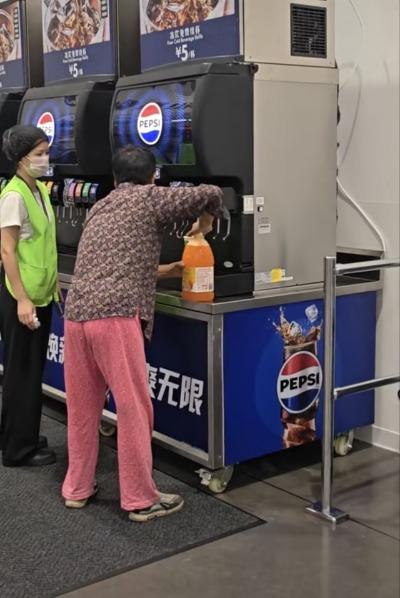 炒股配资咨询 山姆店有大妈自带大桶饮料瓶“续杯”饮料 涉事门店：确有类似情况，会劝阻